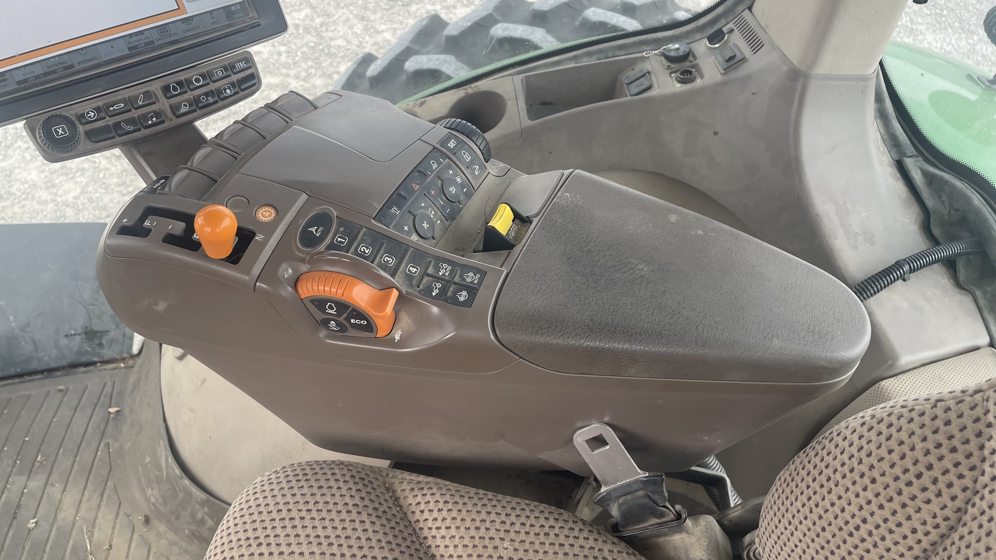 2016 John Deere 8245R Image 10