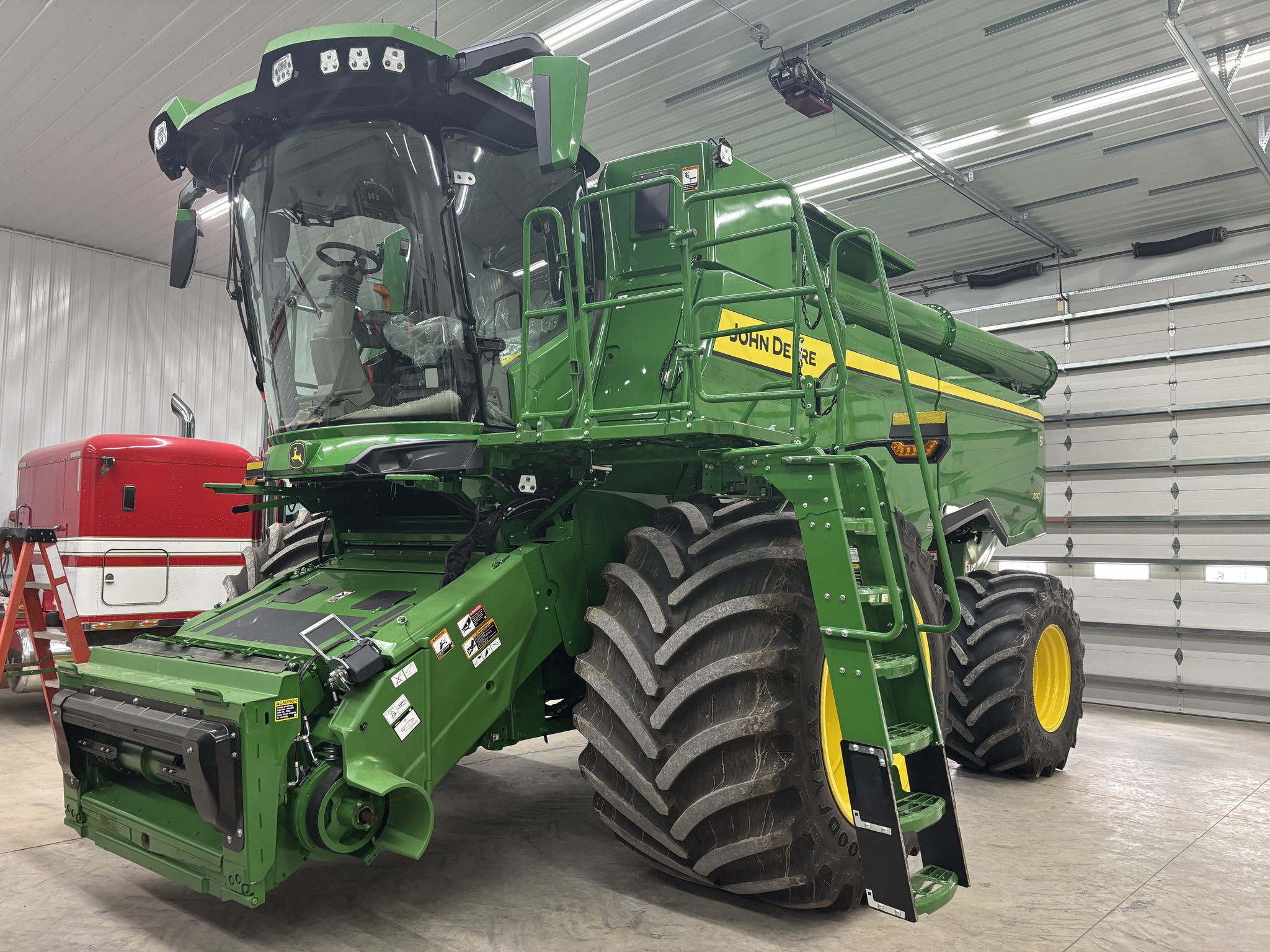 2025 John Deere S7 700 Image 2