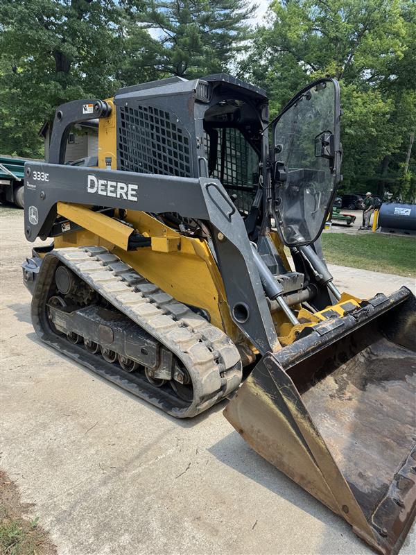 2016 John Deere 333E Image 2