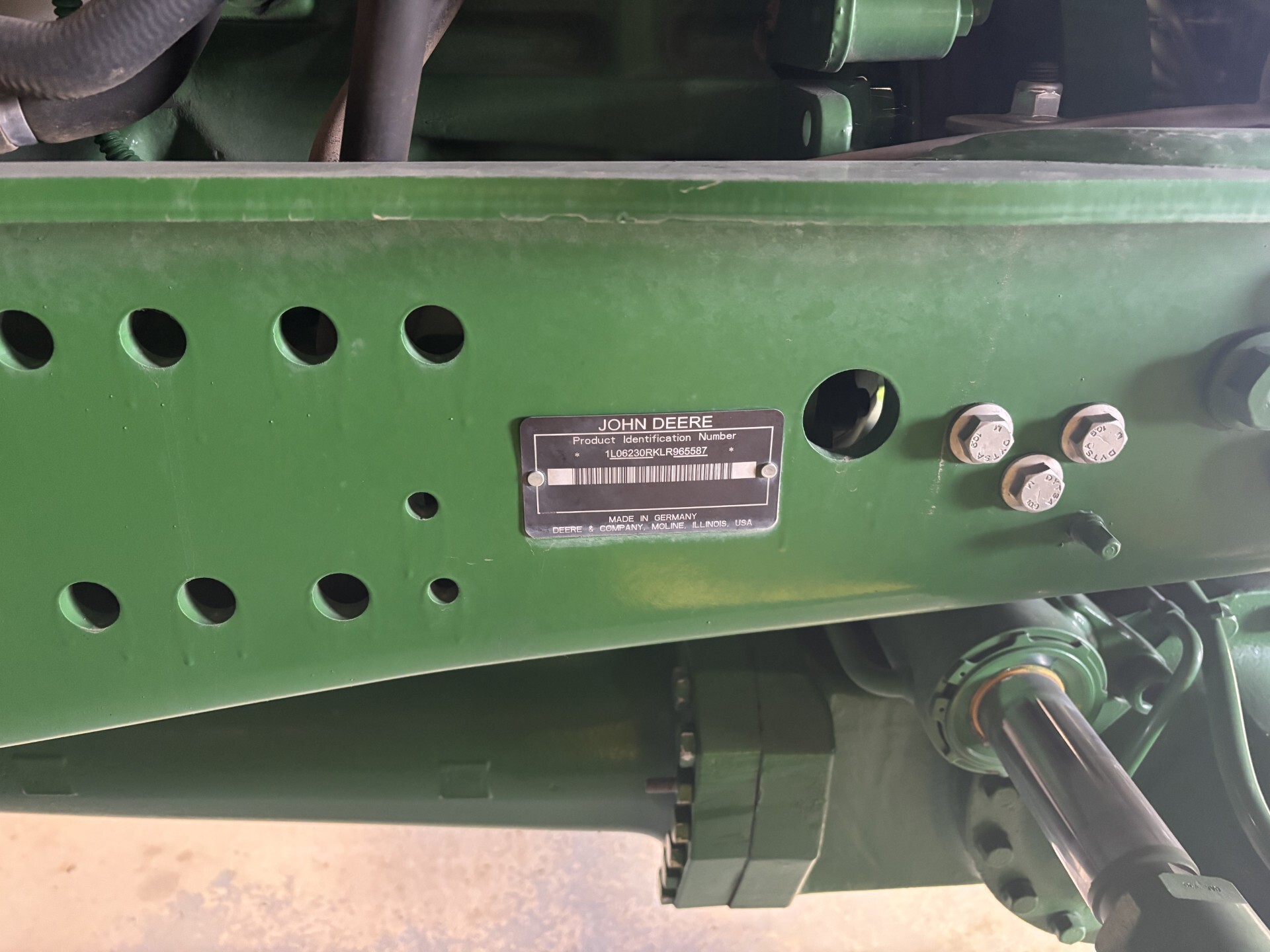 2020 John Deere 6230R Image 2