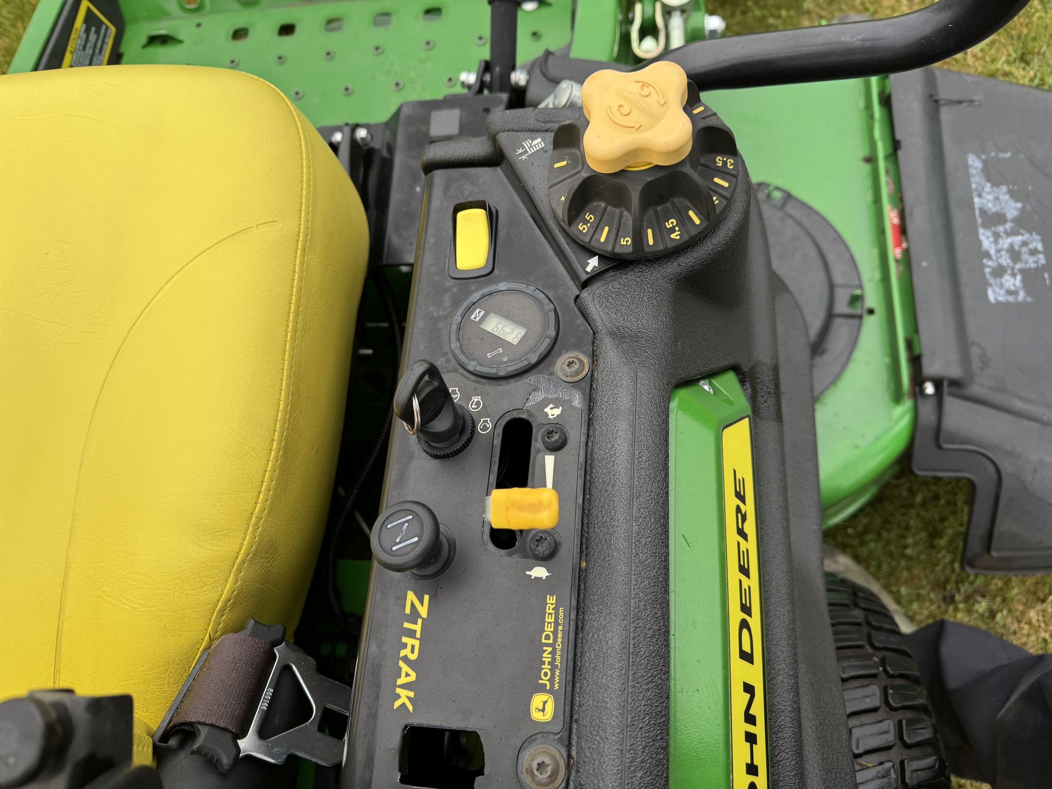2016 John Deere Z915B Image 14