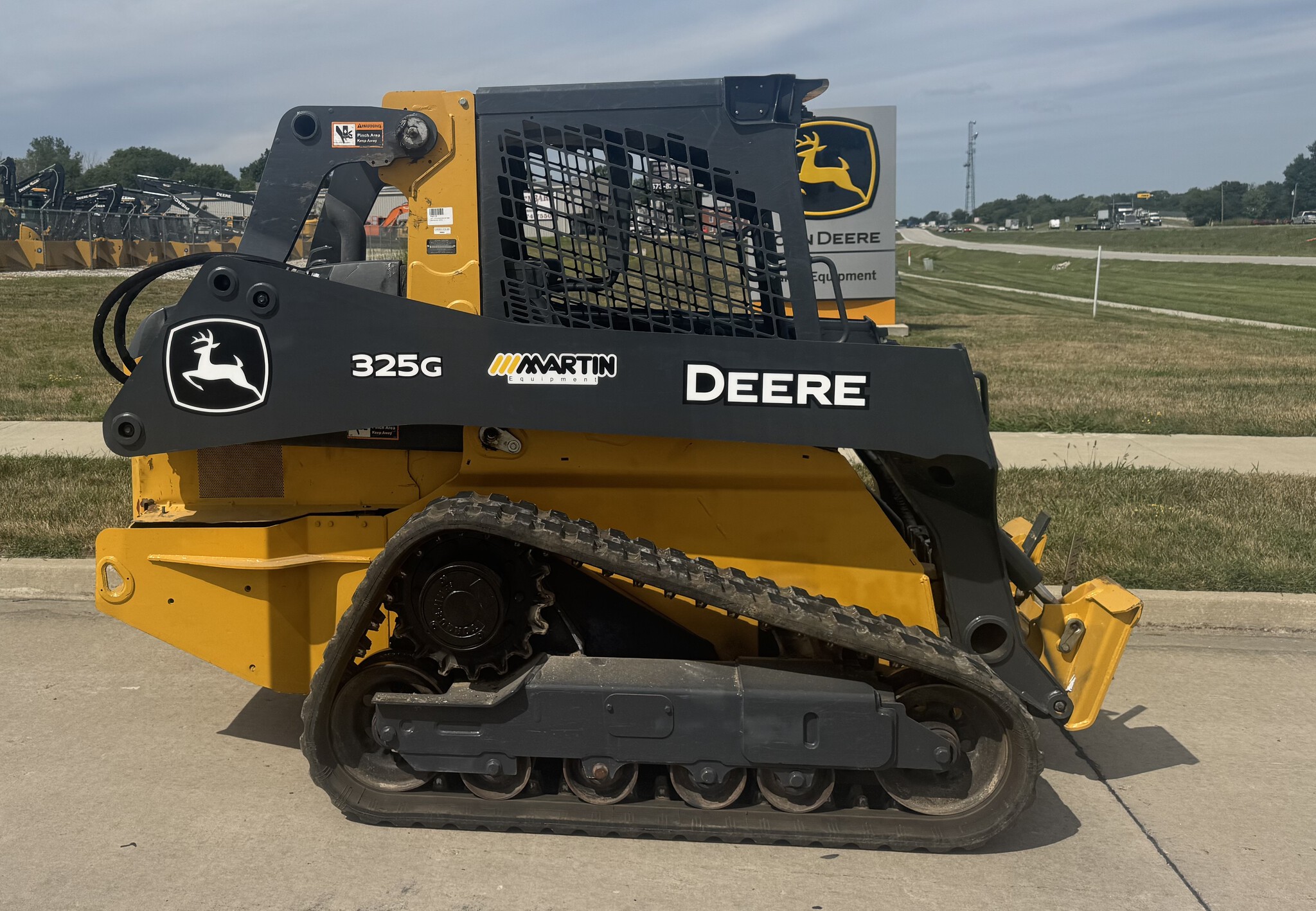 2021 John Deere 325G Image 3