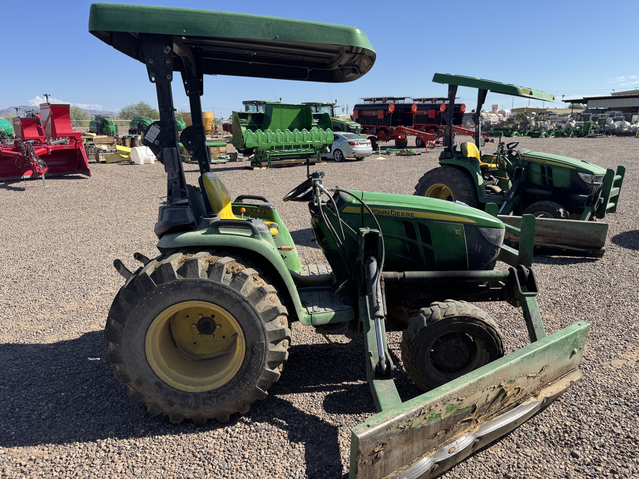 2022 John Deere 3025E Image 2