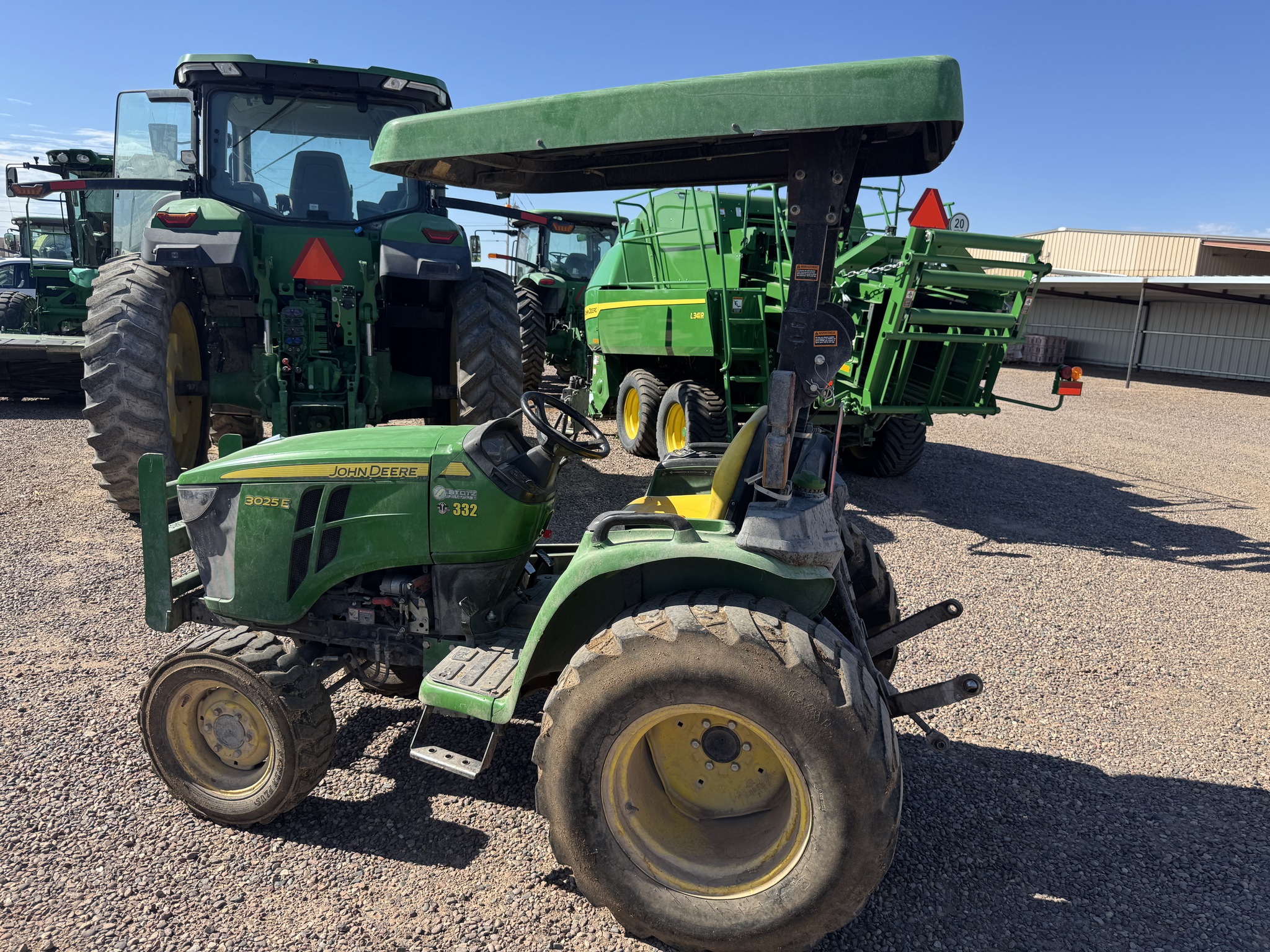 2022 John Deere 3025E Image 4