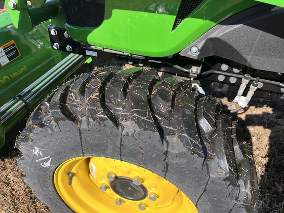 2025 John Deere 3038E - Photo11