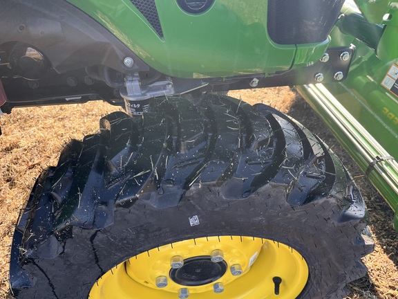 2025 John Deere 3038E - Photo13