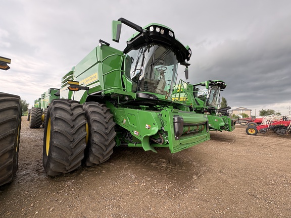 Used 2025 John Deere X9 1000 Combines at Horizon Ag & Turf in Vermilion, AB - Photo1