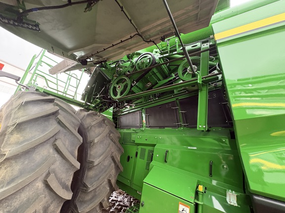 Used 2025 John Deere X9 1000 Combines at Horizon Ag & Turf in Vermilion, AB - Photo11