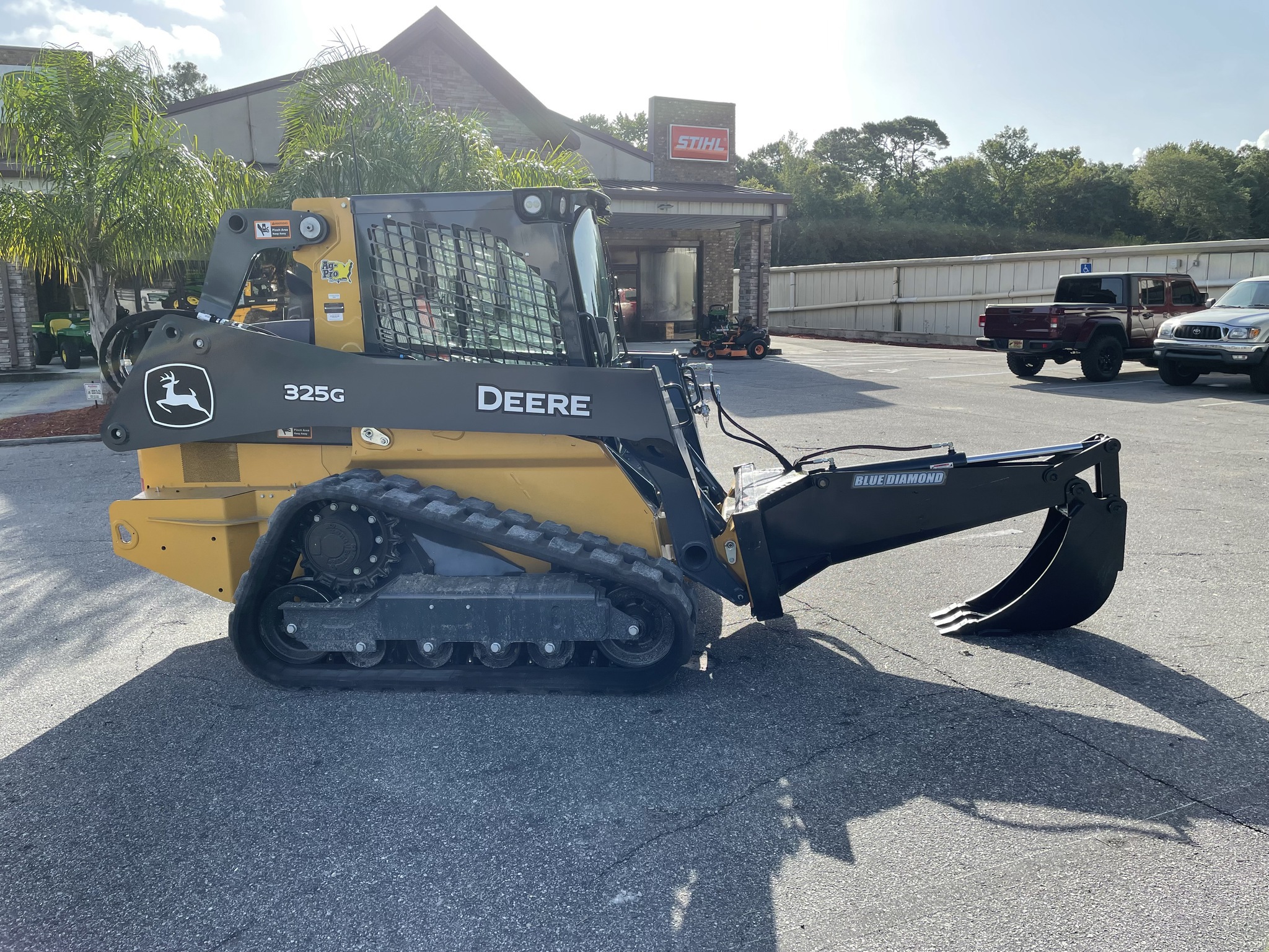 2025 John Deere 325G Image 3
