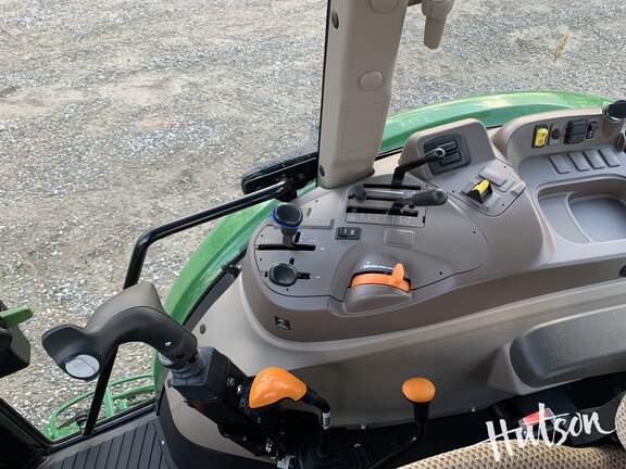 Photo of 2025 John Deere 5067E