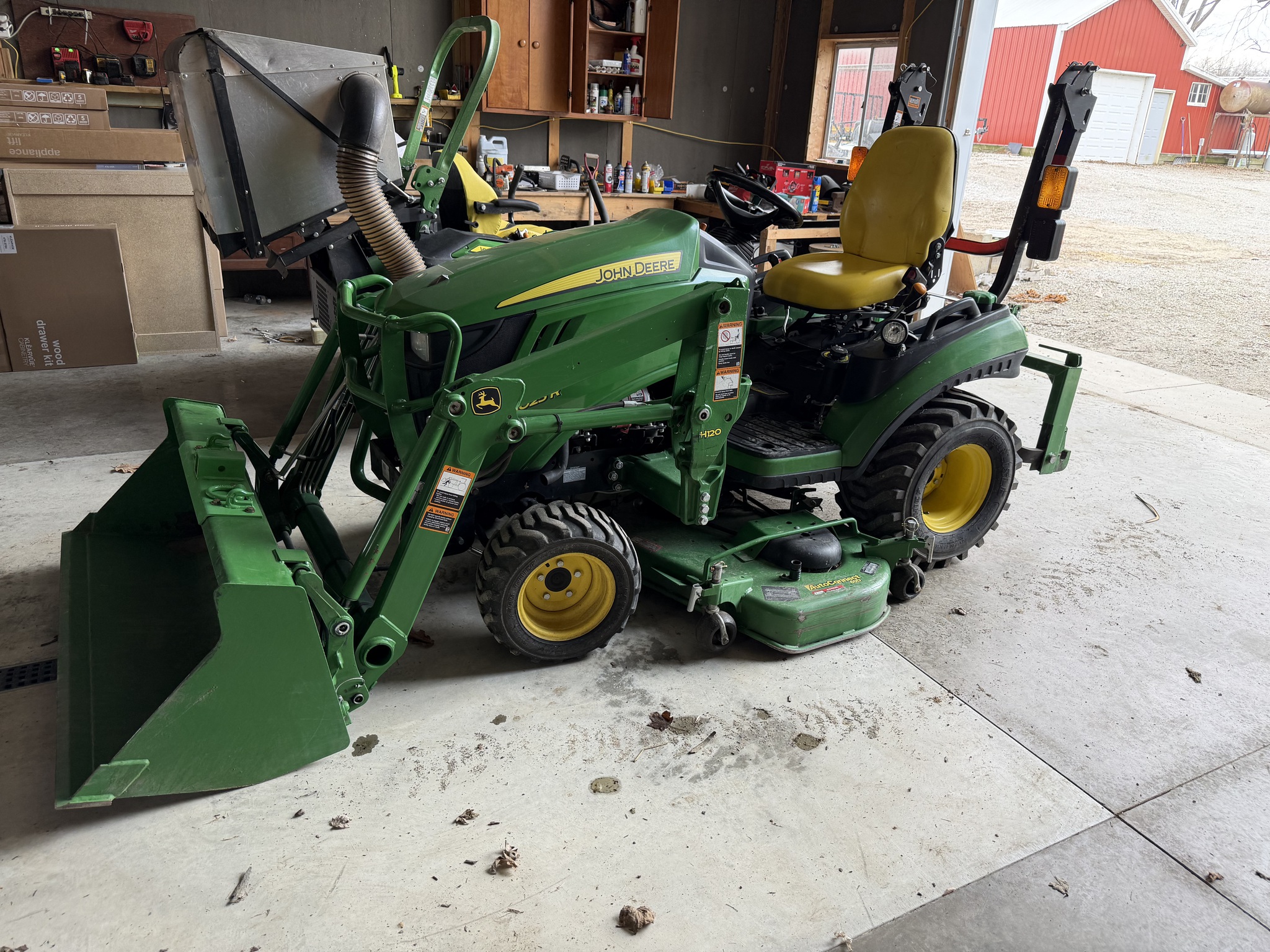 2016 John Deere 1025R Image 2
