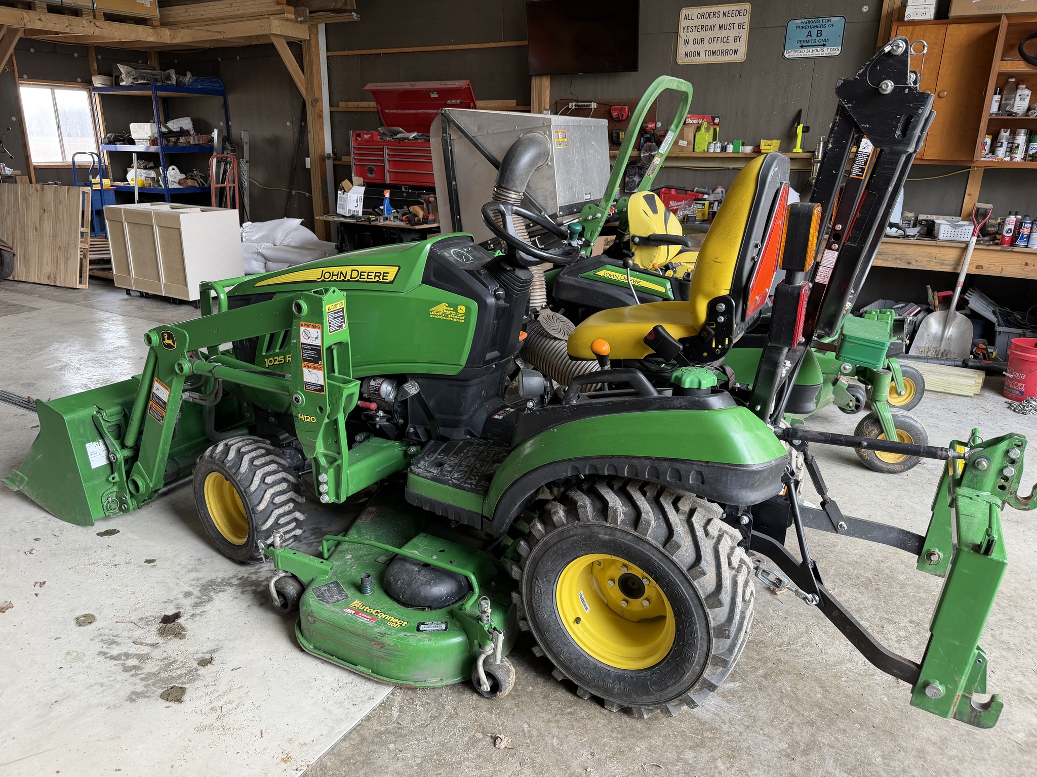2016 John Deere 1025R Image 1
