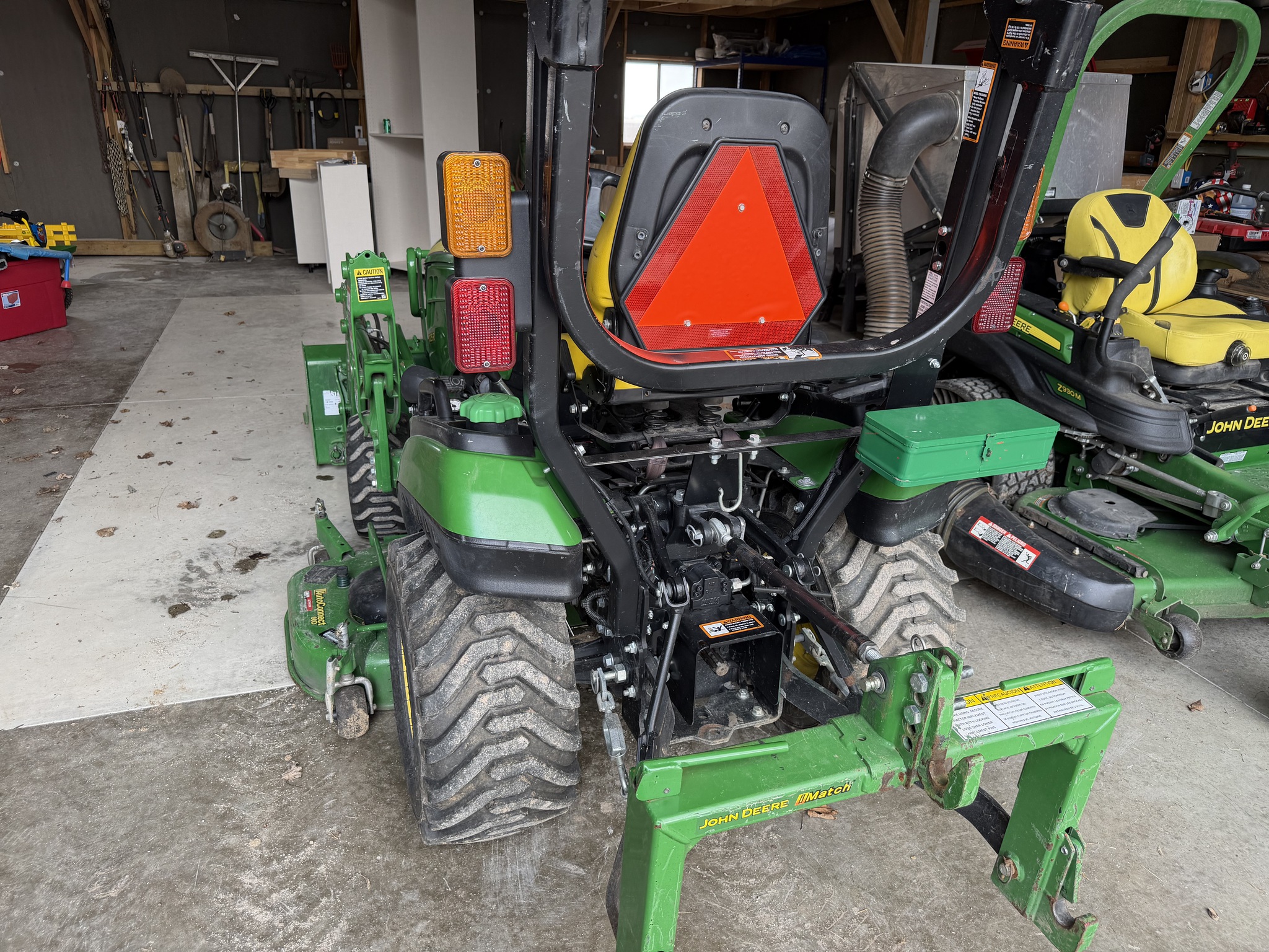 2016 John Deere 1025R Image 16