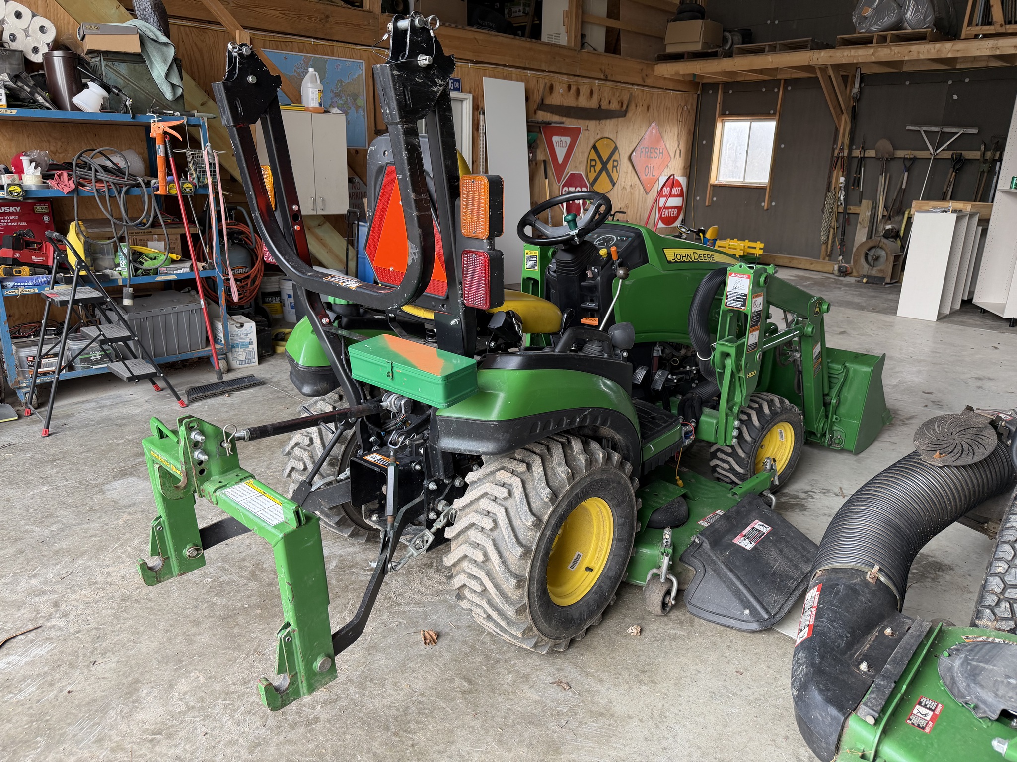 2016 John Deere 1025R Image 15