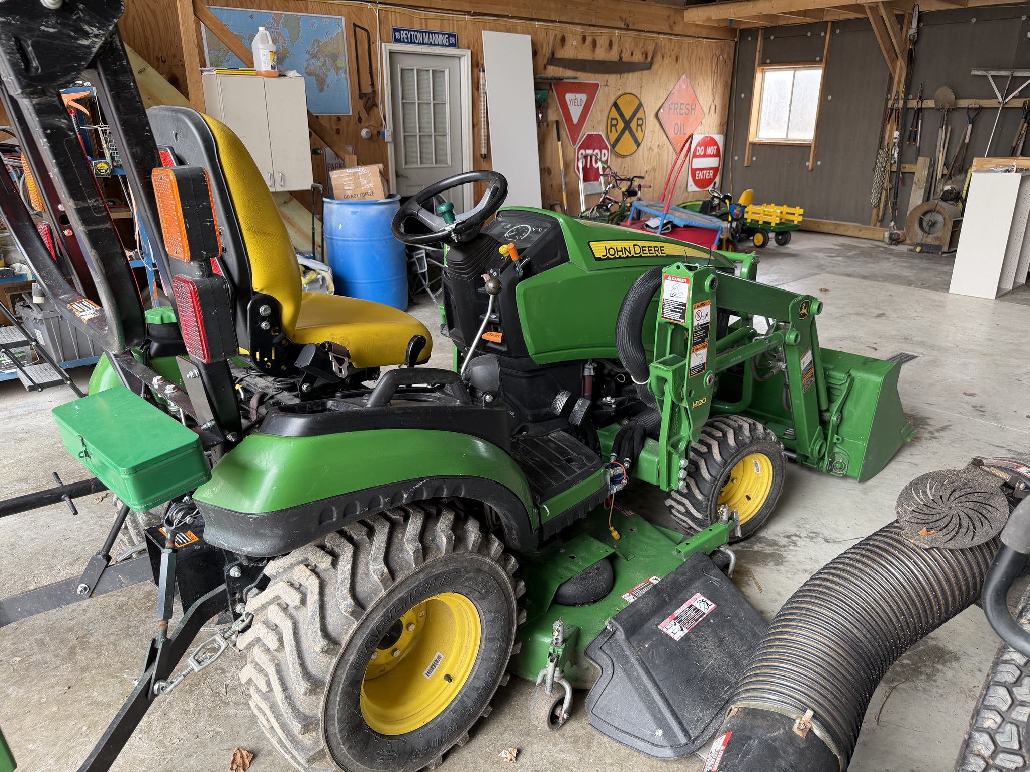 2016 John Deere 1025R Image 3