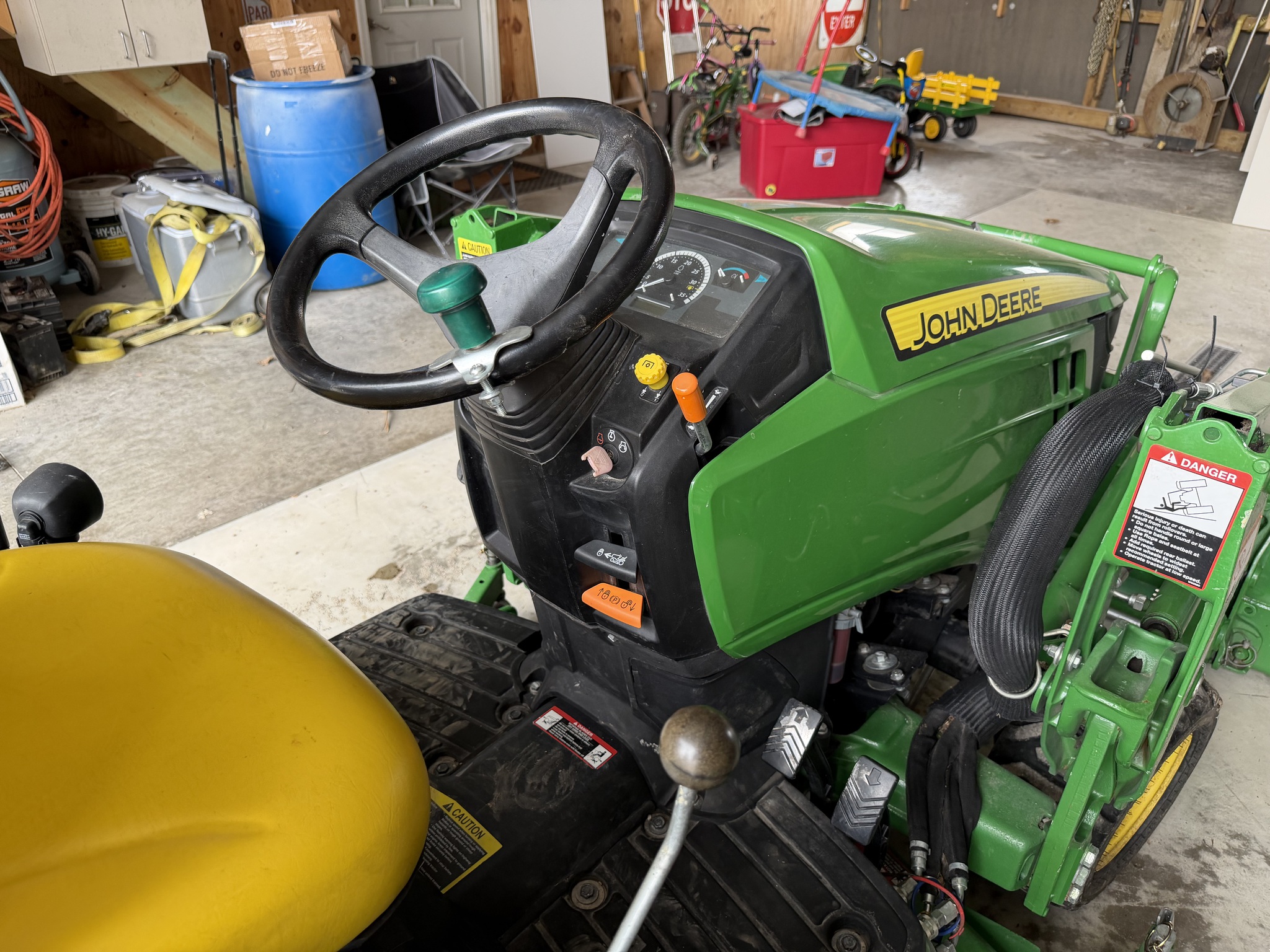 2016 John Deere 1025R Image 10