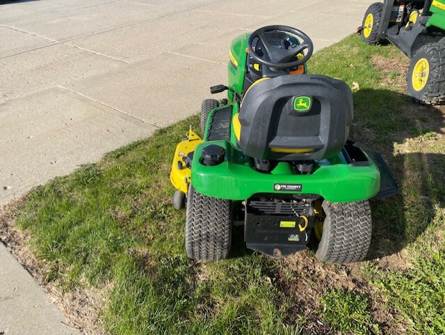 2020 John Deere X330 Image 2