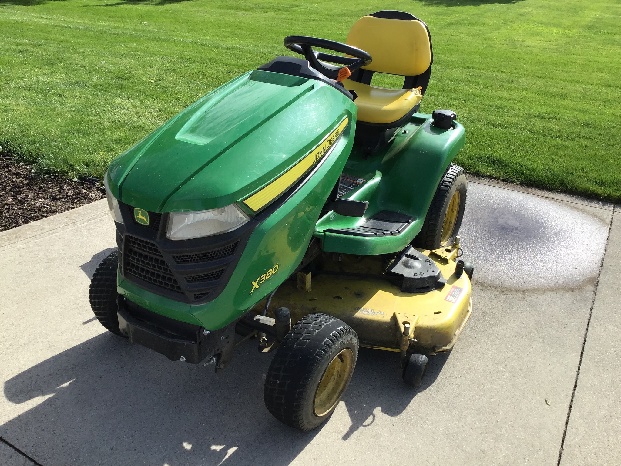 2018 John Deere X380 Image 10