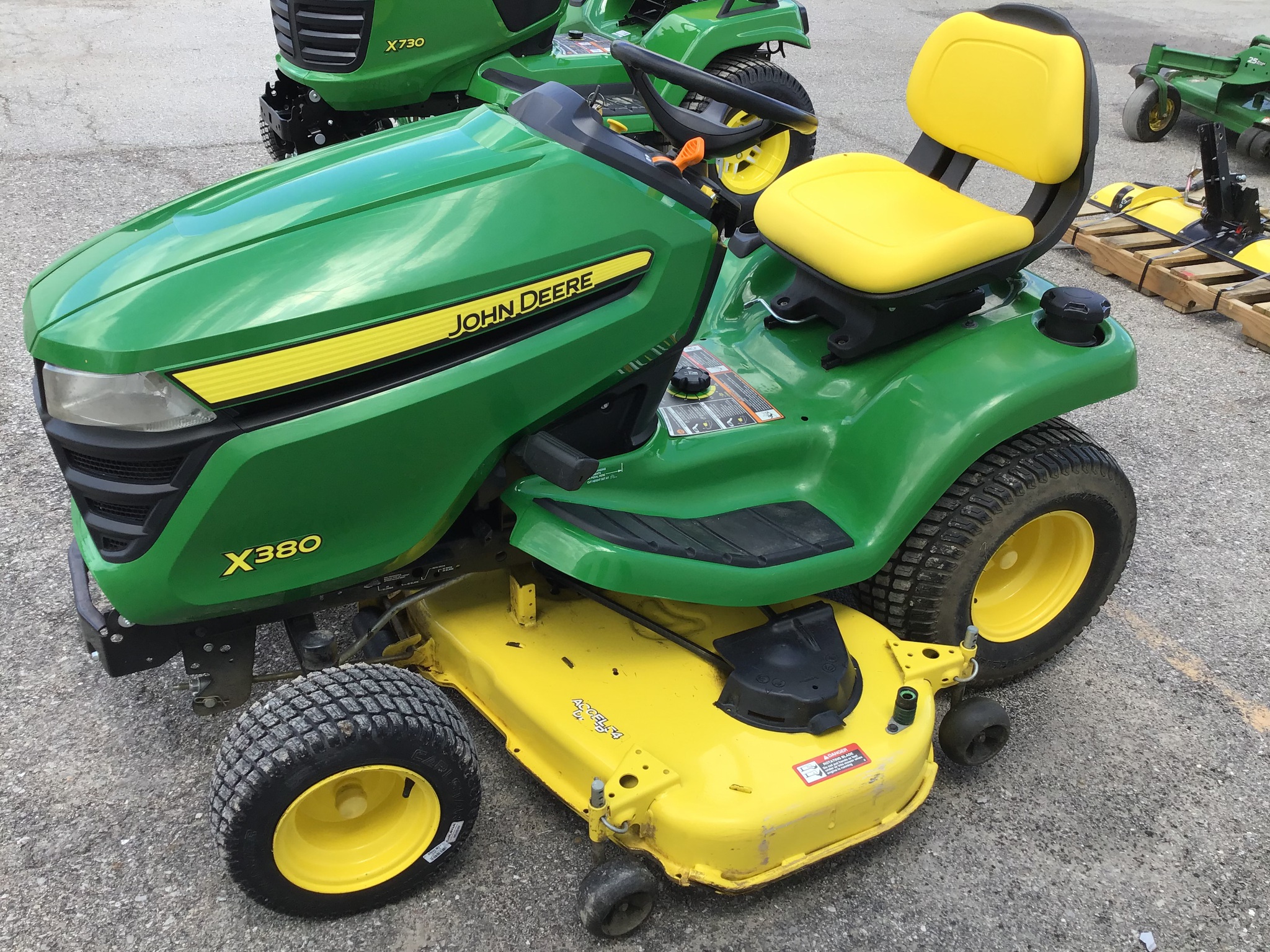 2018 John Deere X380 Image 4