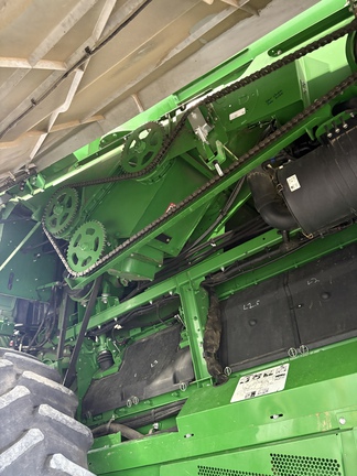 Used 2017 John Deere S690 Combines at Horizon Ag & Turf in Lloydminster, AB - Photo2