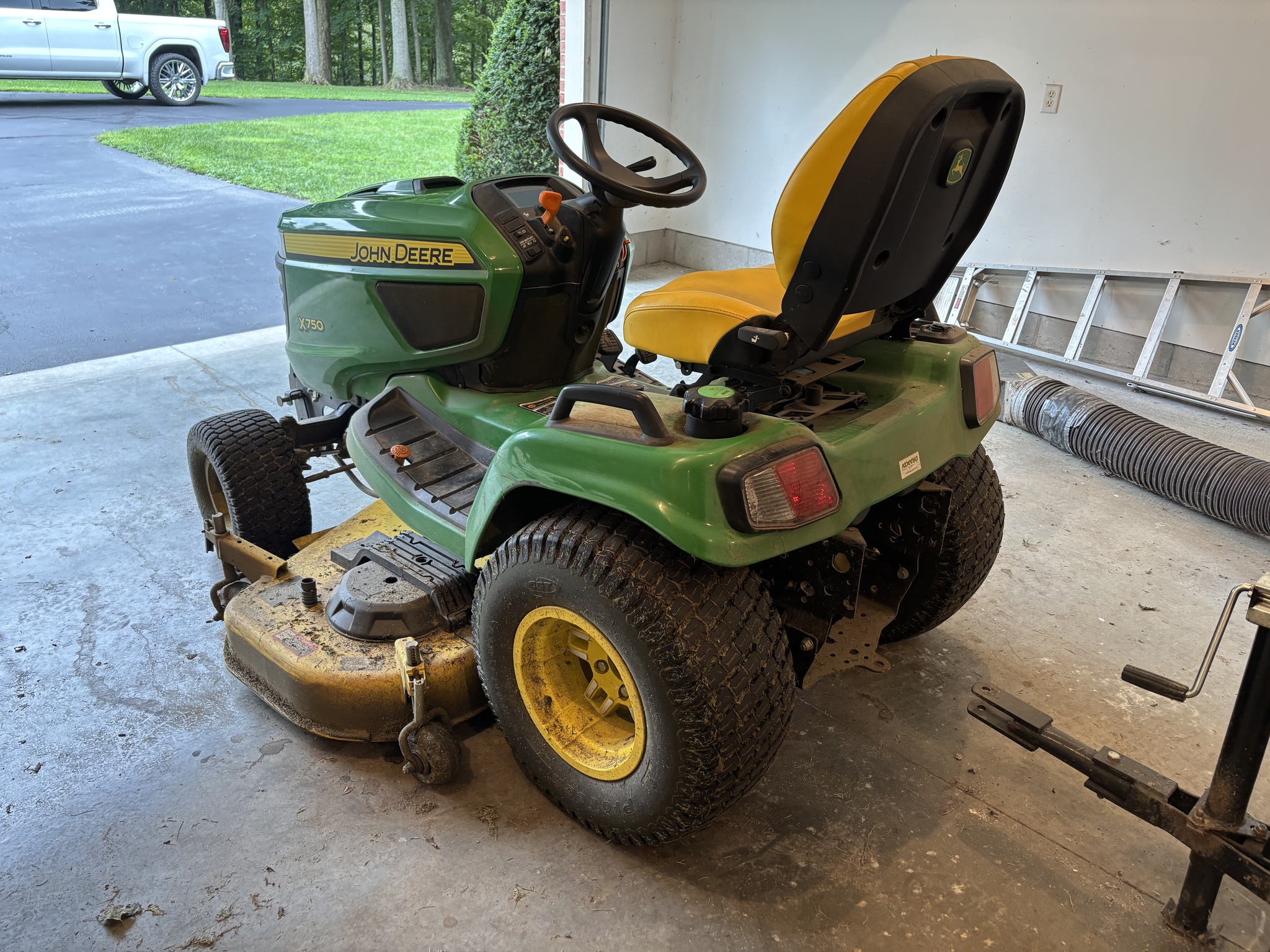 Used 2022 John Deere X750 Lawn & Garden Tractors at Koenig Equipment in Oxford, OH - PhotoXL4
