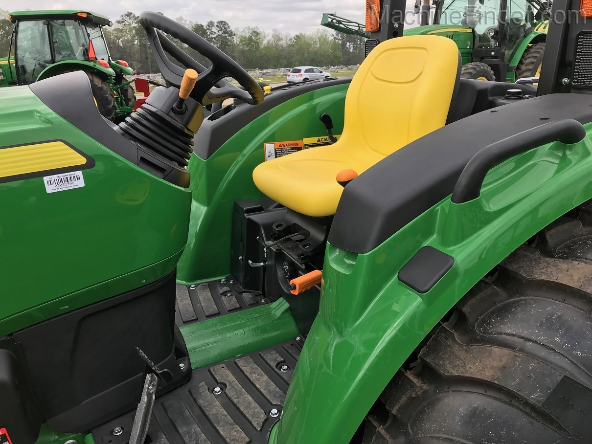 2021 John Deere 4044M Image 4