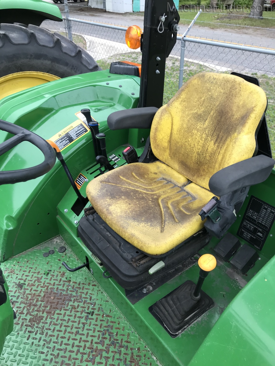 2017 John Deere 6105E Image 4