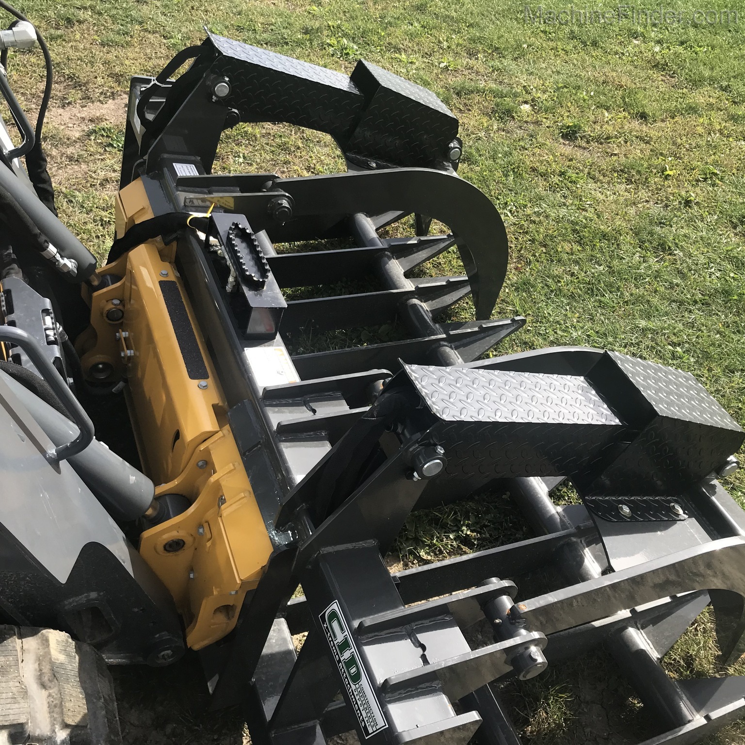 2020 John Deere 317G Image 6