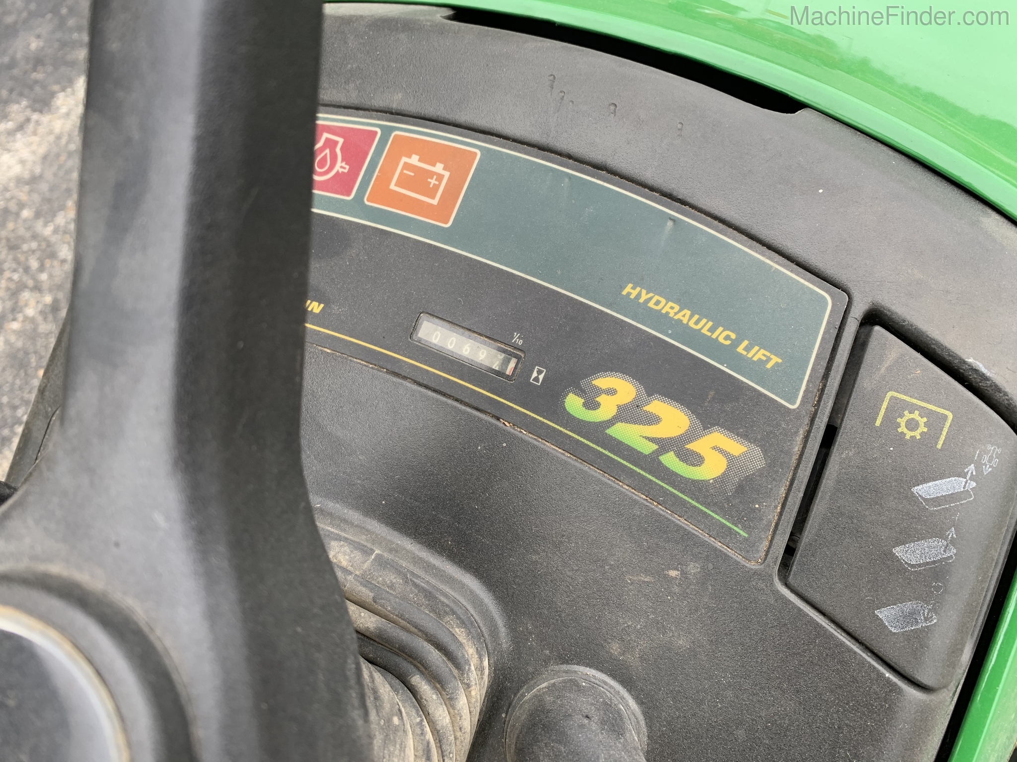 2000 John Deere 325 Image 5