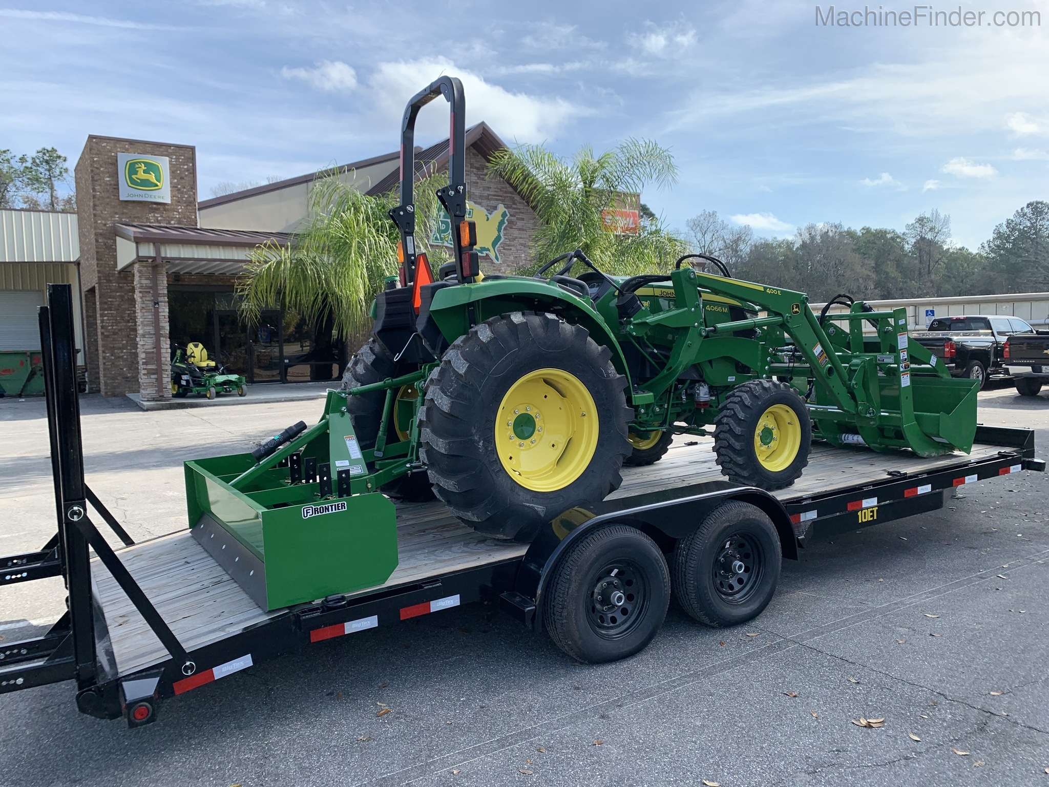 2020 John Deere 4066M Image 3