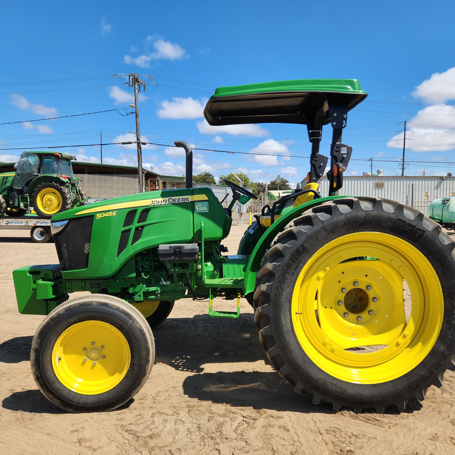 2016 John Deere 5045E Image 2
