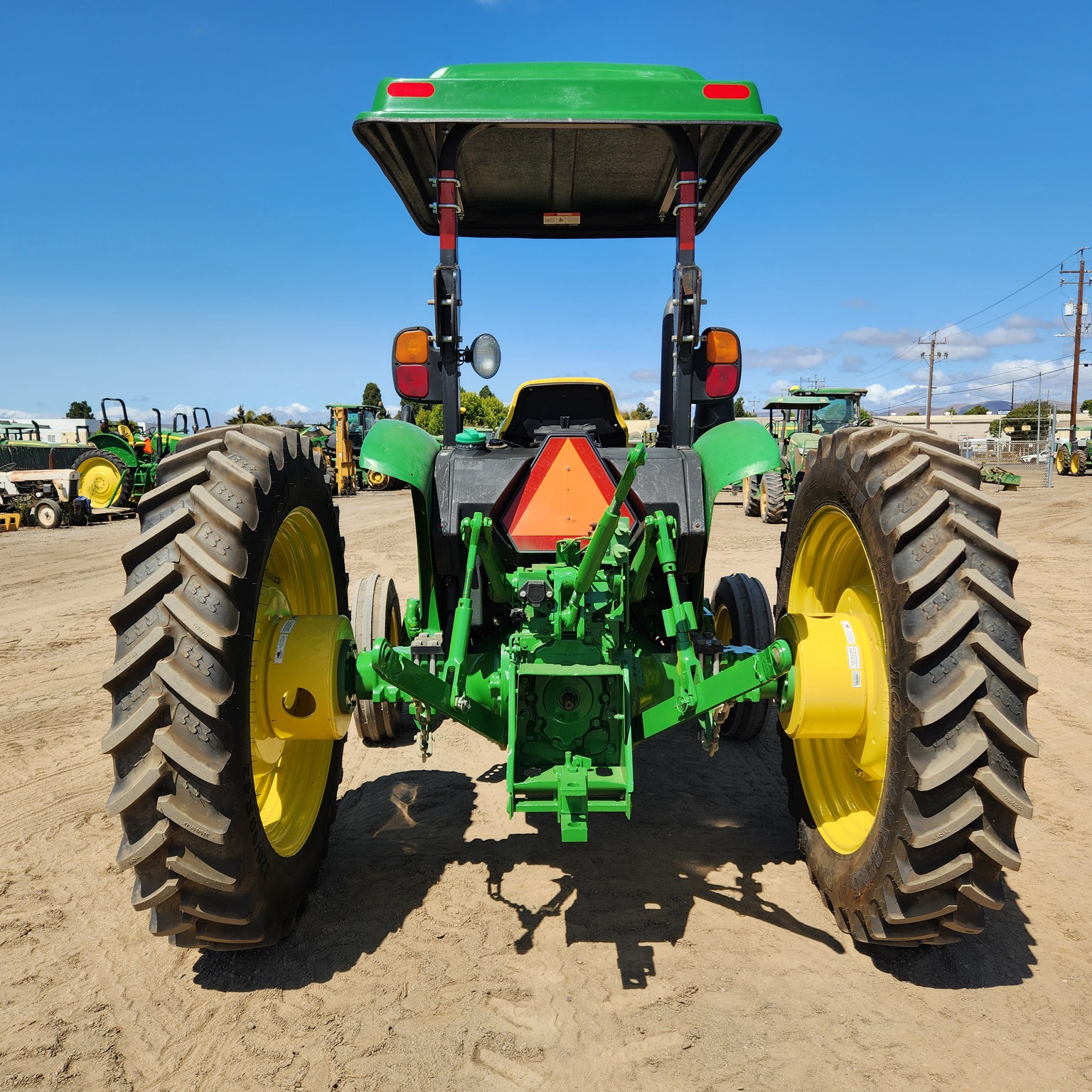 2016 John Deere 5045E Image 4