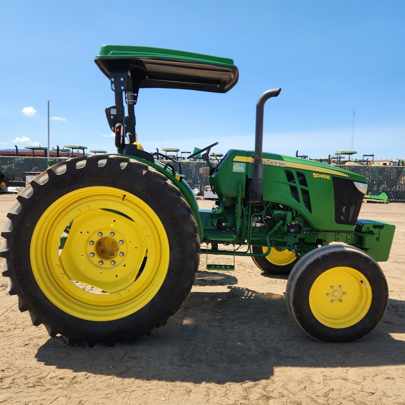2016 John Deere 5045E Image 6