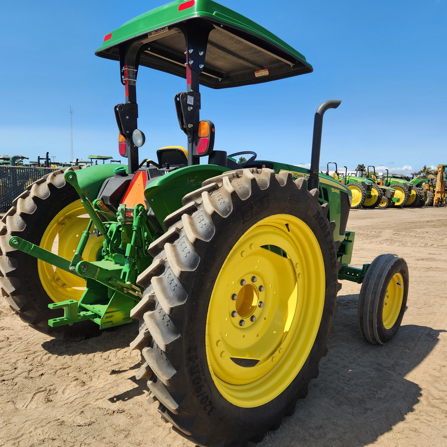 2016 John Deere 5045E Image 5