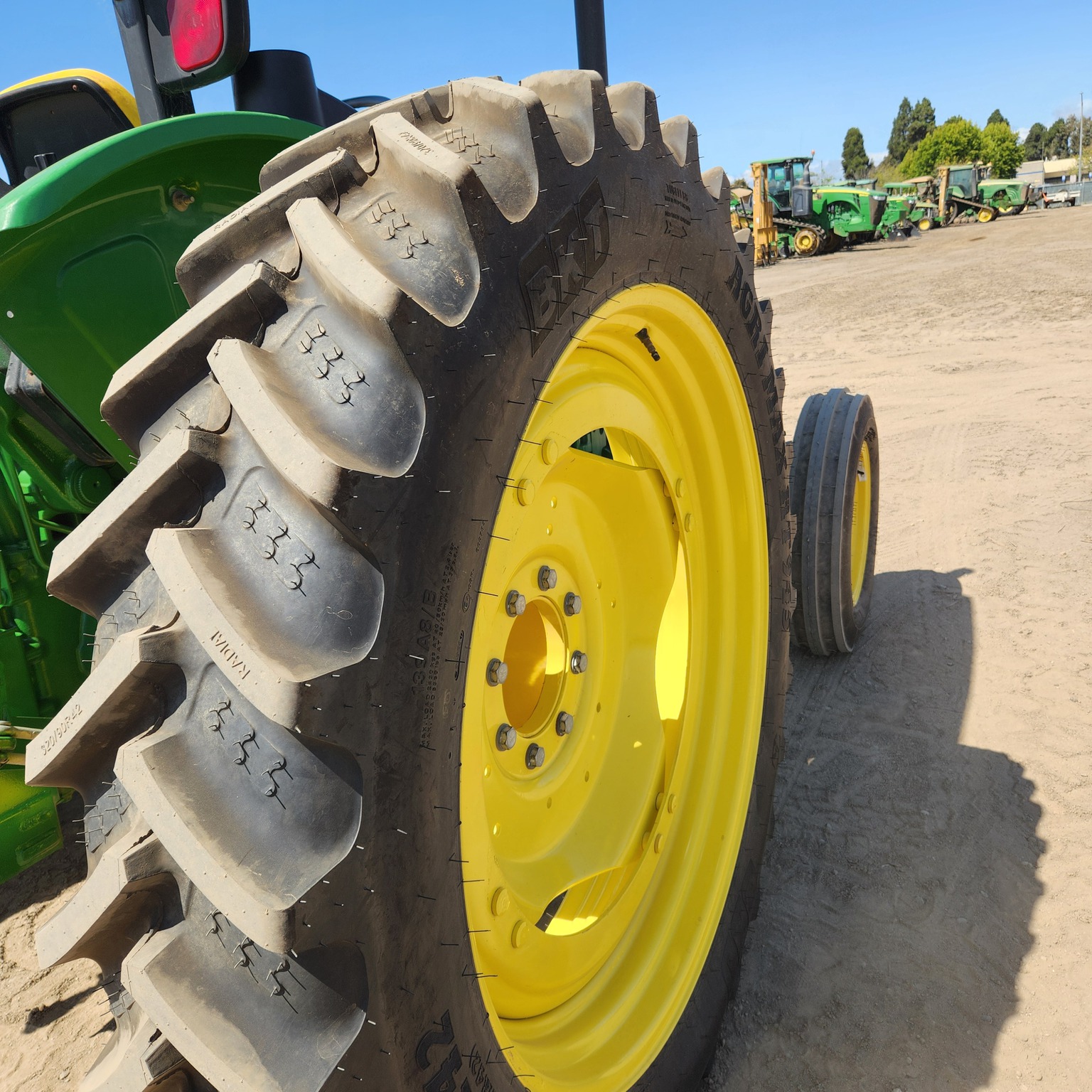 2016 John Deere 5045E Image 9