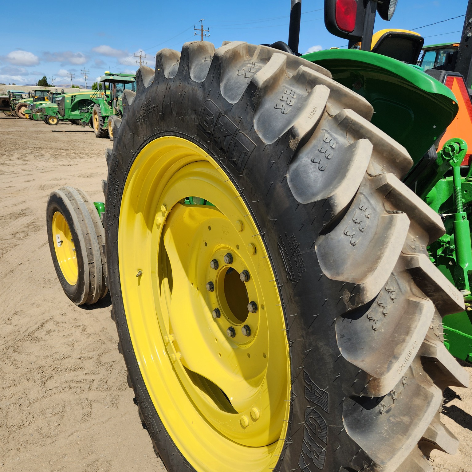 2016 John Deere 5045E Image 10