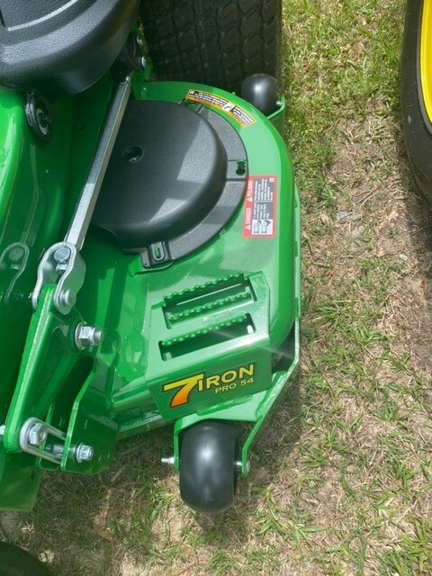 2023 John Deere Z920 Image 3