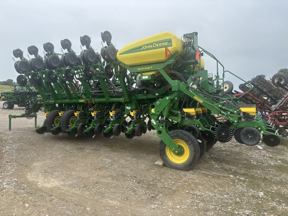 Used 2019 John Deere 1795 Planters: Drawn at Koenig Equipment in Anna, OH - Photo4