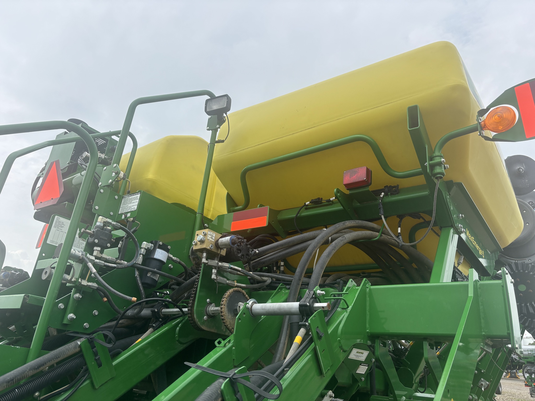 Used 2019 John Deere 1795 Planters: Drawn at Koenig Equipment in Anna, OH - PhotoXL9