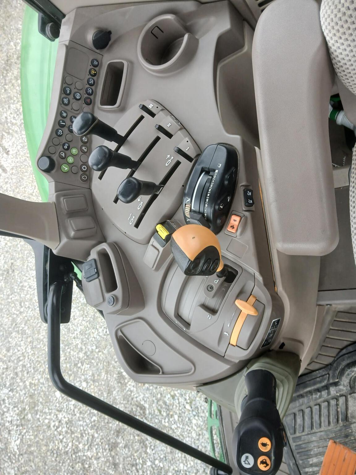 2020 John Deere 6110M Image 23