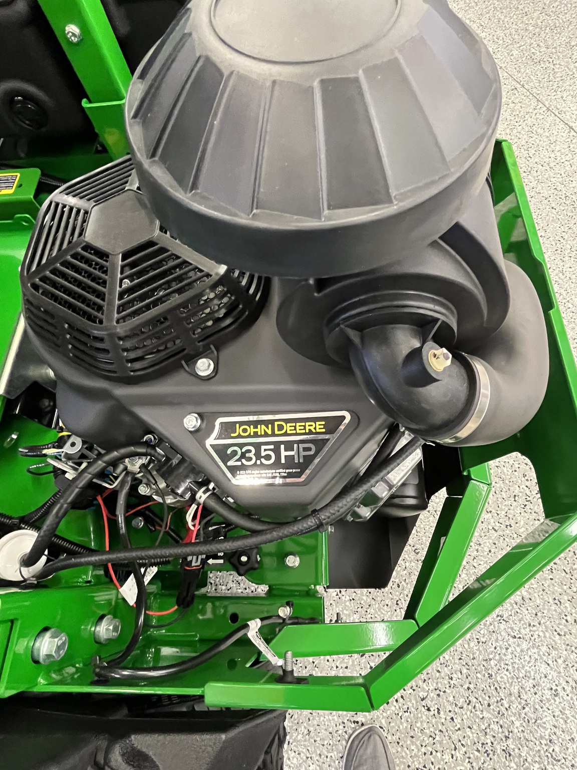 2025 John Deere Z740R Image 4