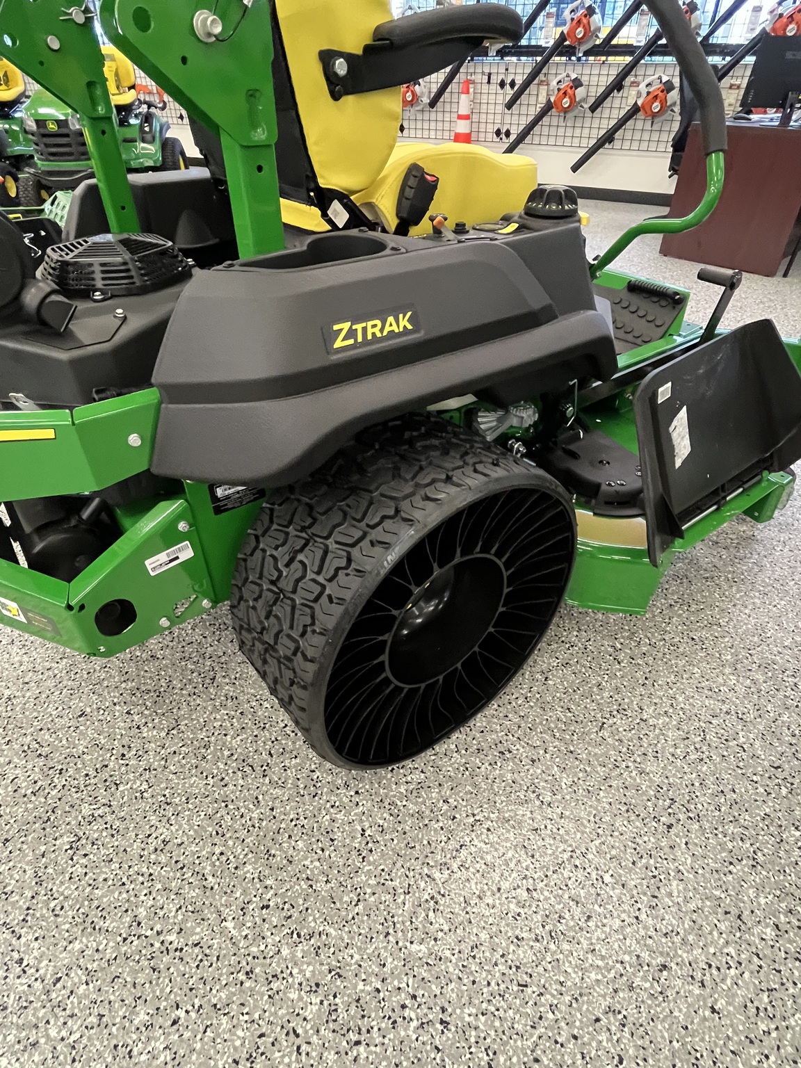 2025 John Deere Z740R Image 6