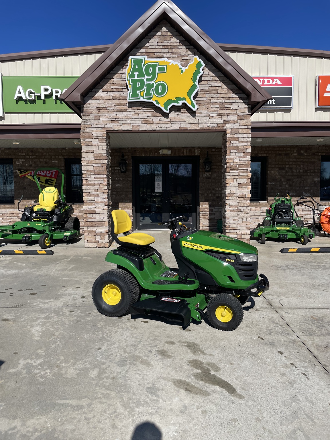 2025 John Deere S220 Image 1