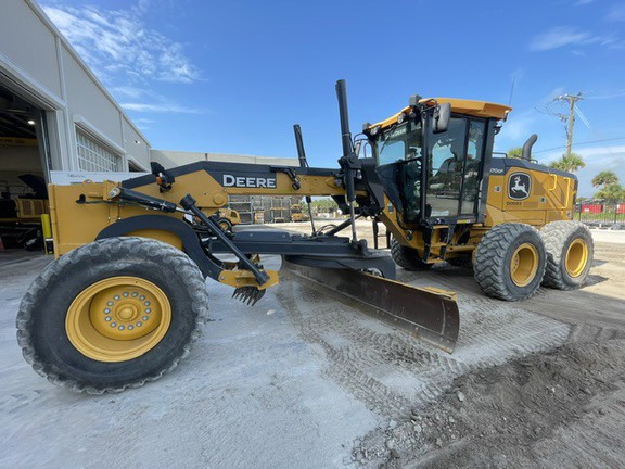 Photo of a 2023 John Deere 670G
