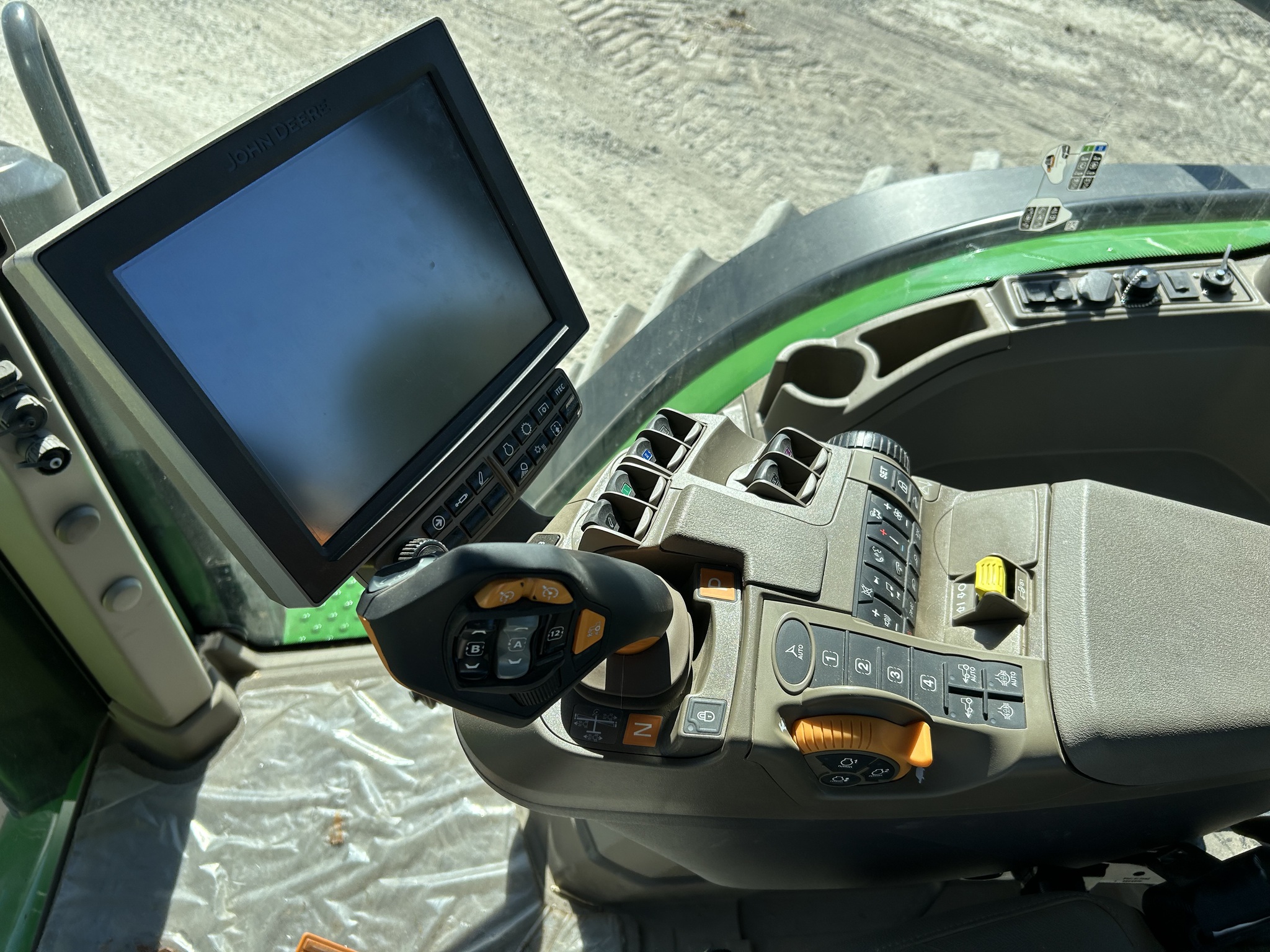  2023 John Deere 8R 340 at Heritage Tractor in Pittsburg, KS