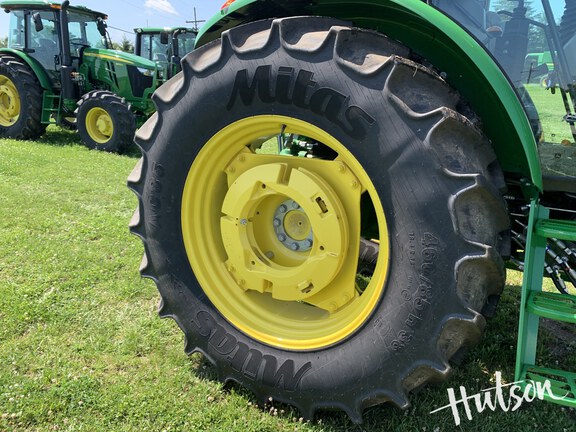 Photo of 2023 John Deere 6105E