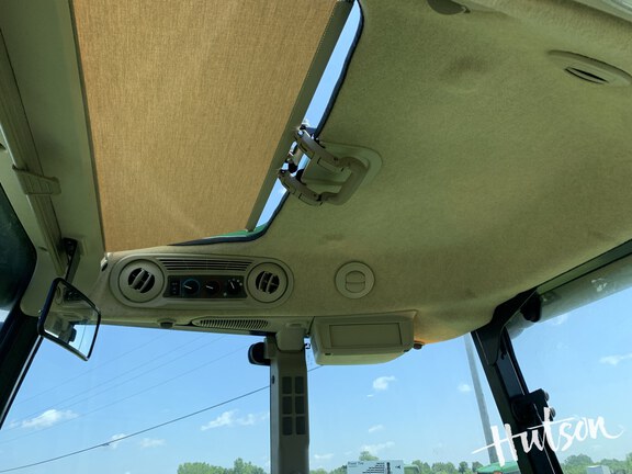 Photo of 2023 John Deere 6105E