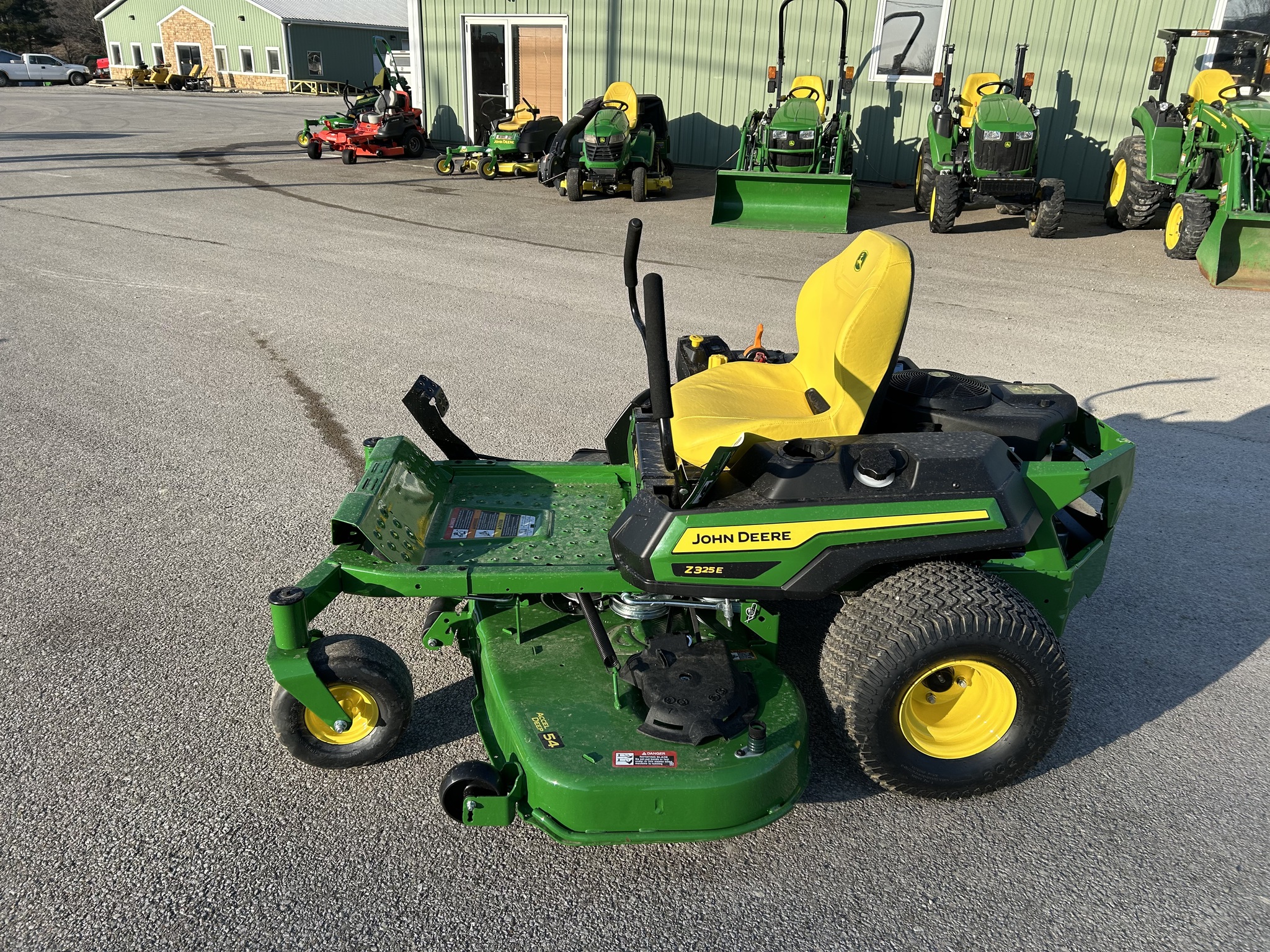 2025 John Deere Z325E Image 4