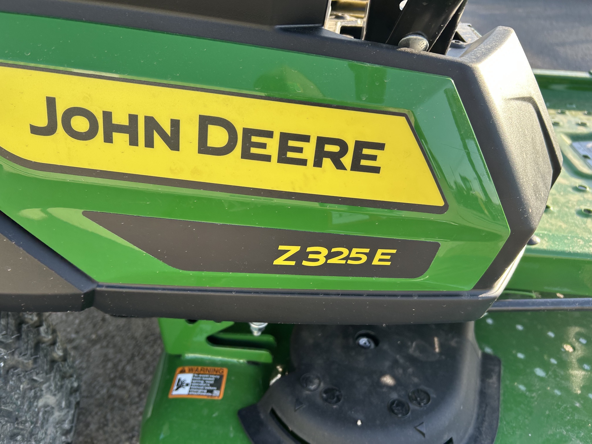 2025 John Deere Z325E Image 9