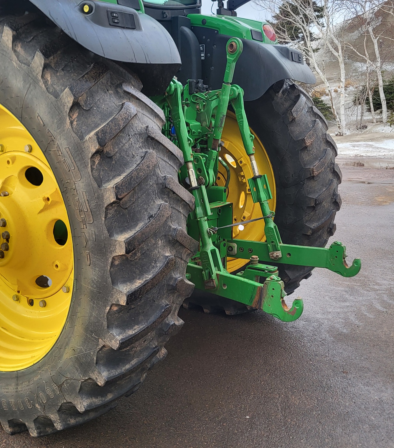 2021 John Deere 6215R Image 4